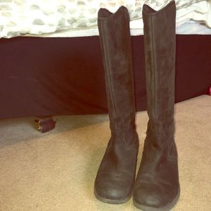 Tall black Ugg boots